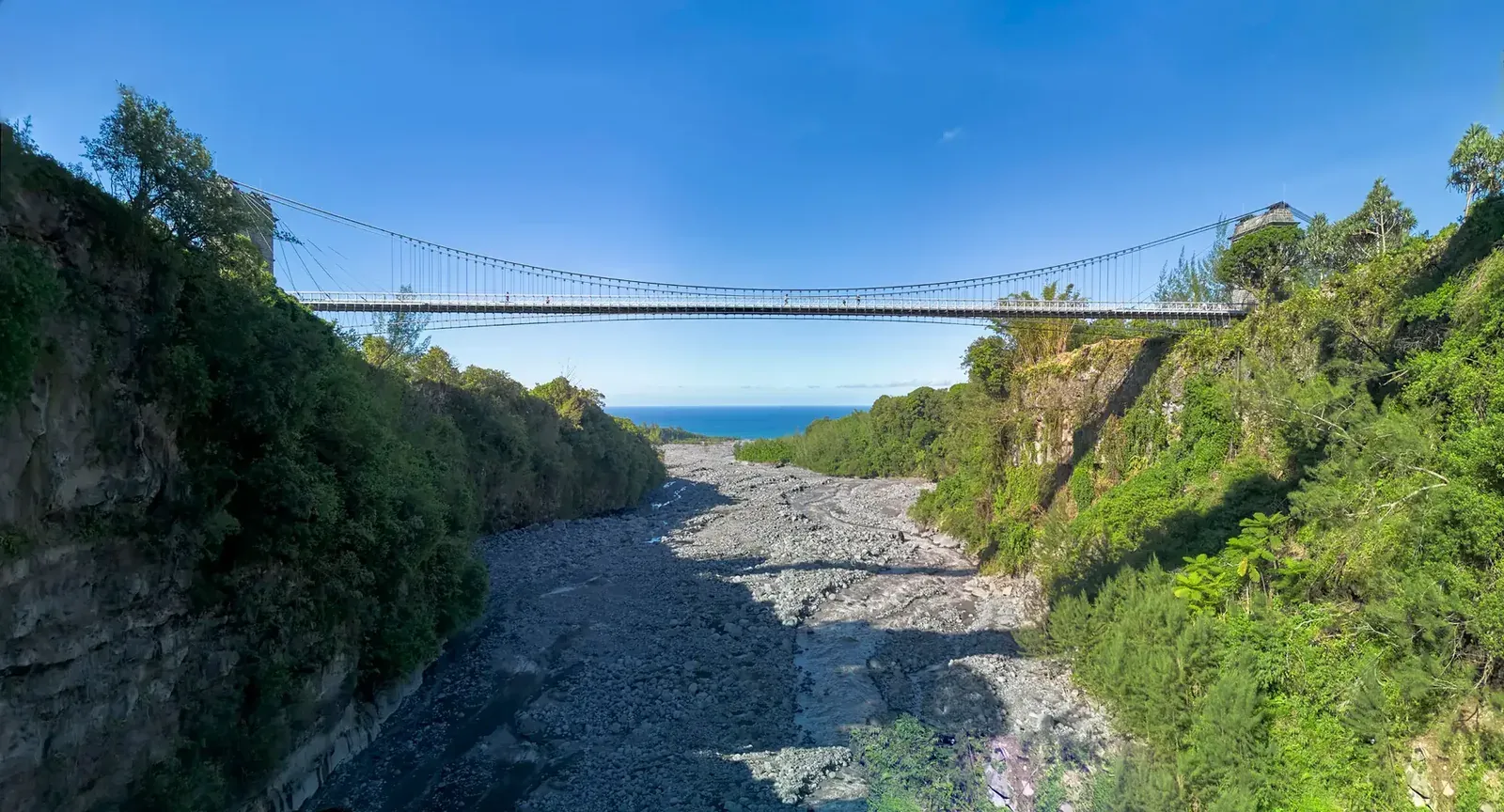 Le pont suspendu de la rivière de l’Est, à La Réunion, l’un des projets de l’atelier.