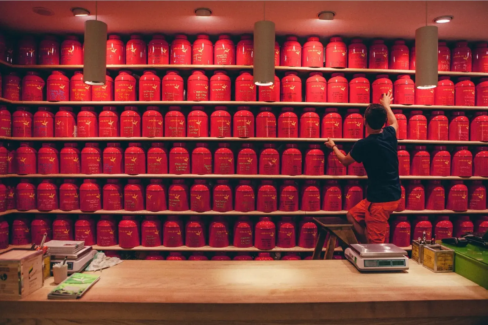 La boutique Jardin du Thé et son mur de boîtes à thé rouges.