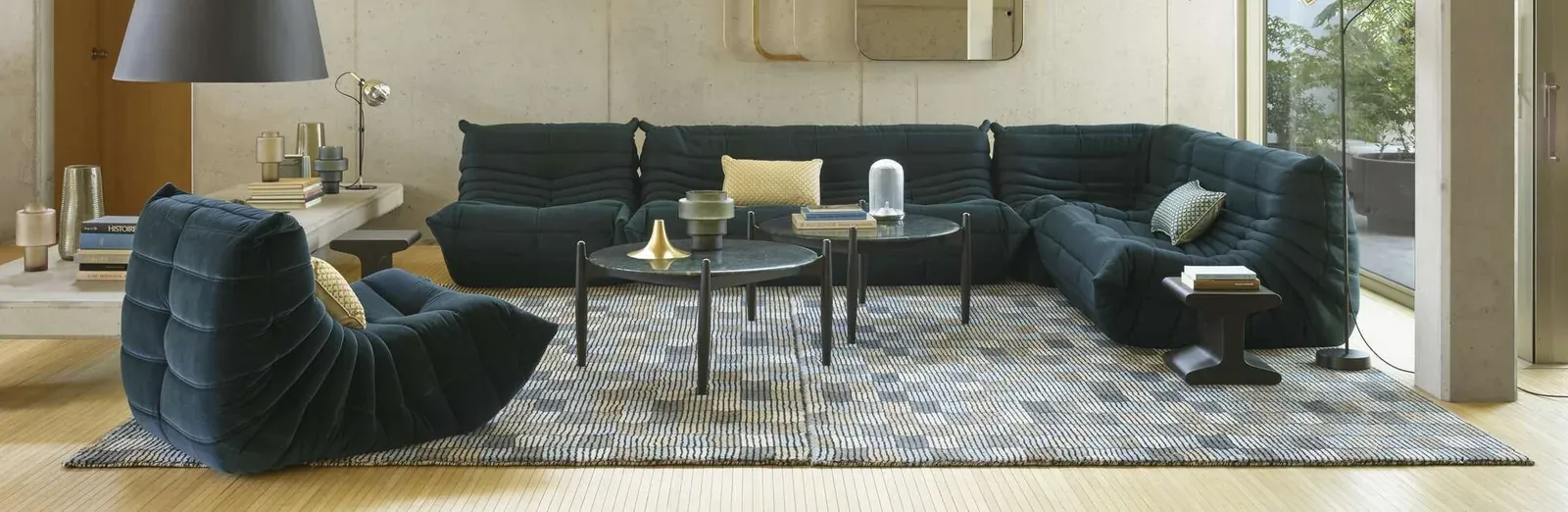 Un salon du showroom Ligne Roset Grenoble, avec le canapé Togo.
