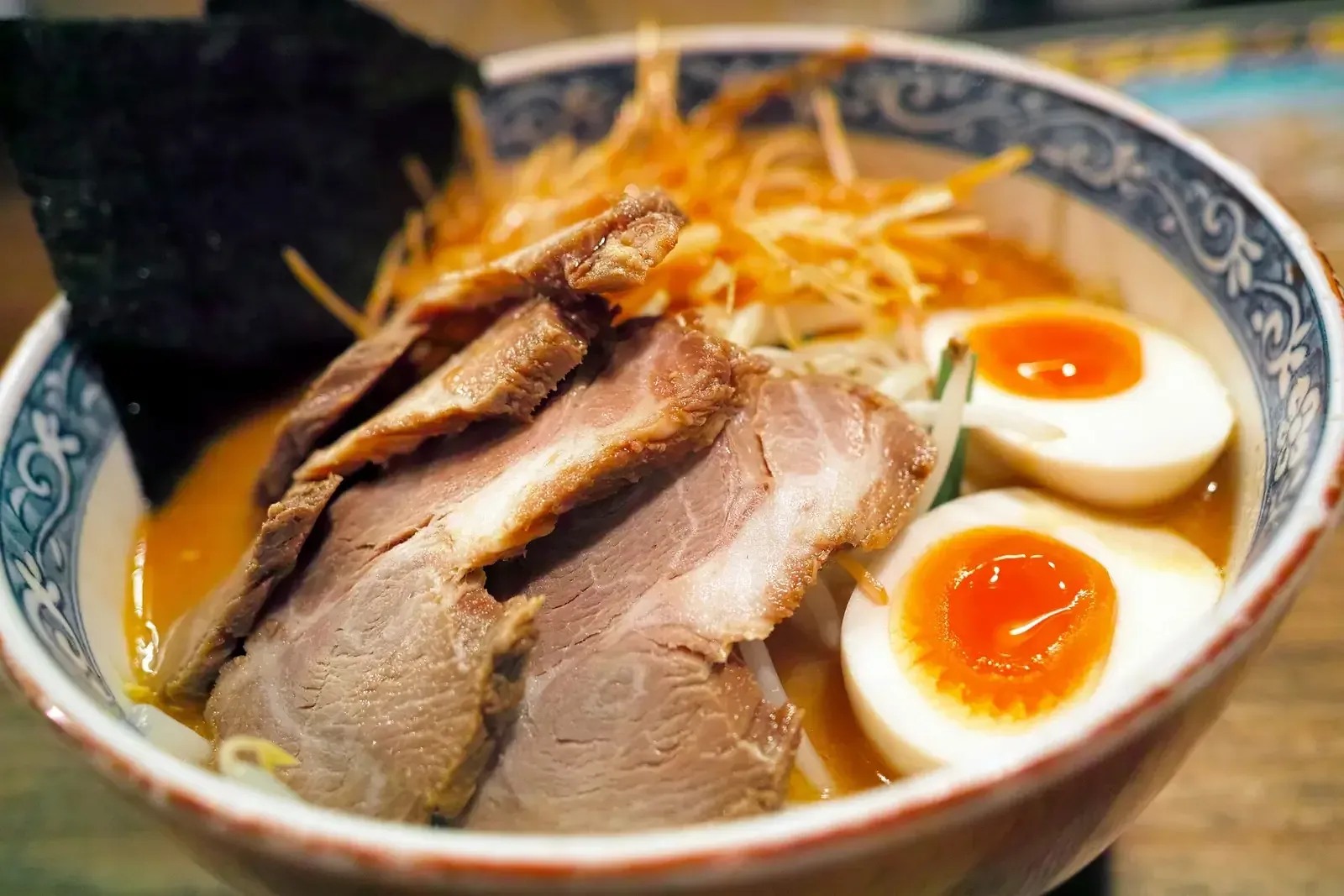 Un bol de ramen de Yamato Ramen : œuf mollet mariné, porc chashu et nouilles fraîches.